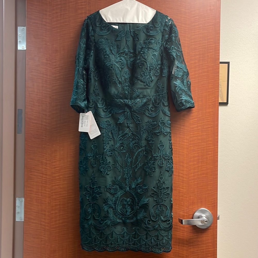 JJs house Sheath/Column Scoop Neck Knee-Length Lace Size 10 Hunter Green